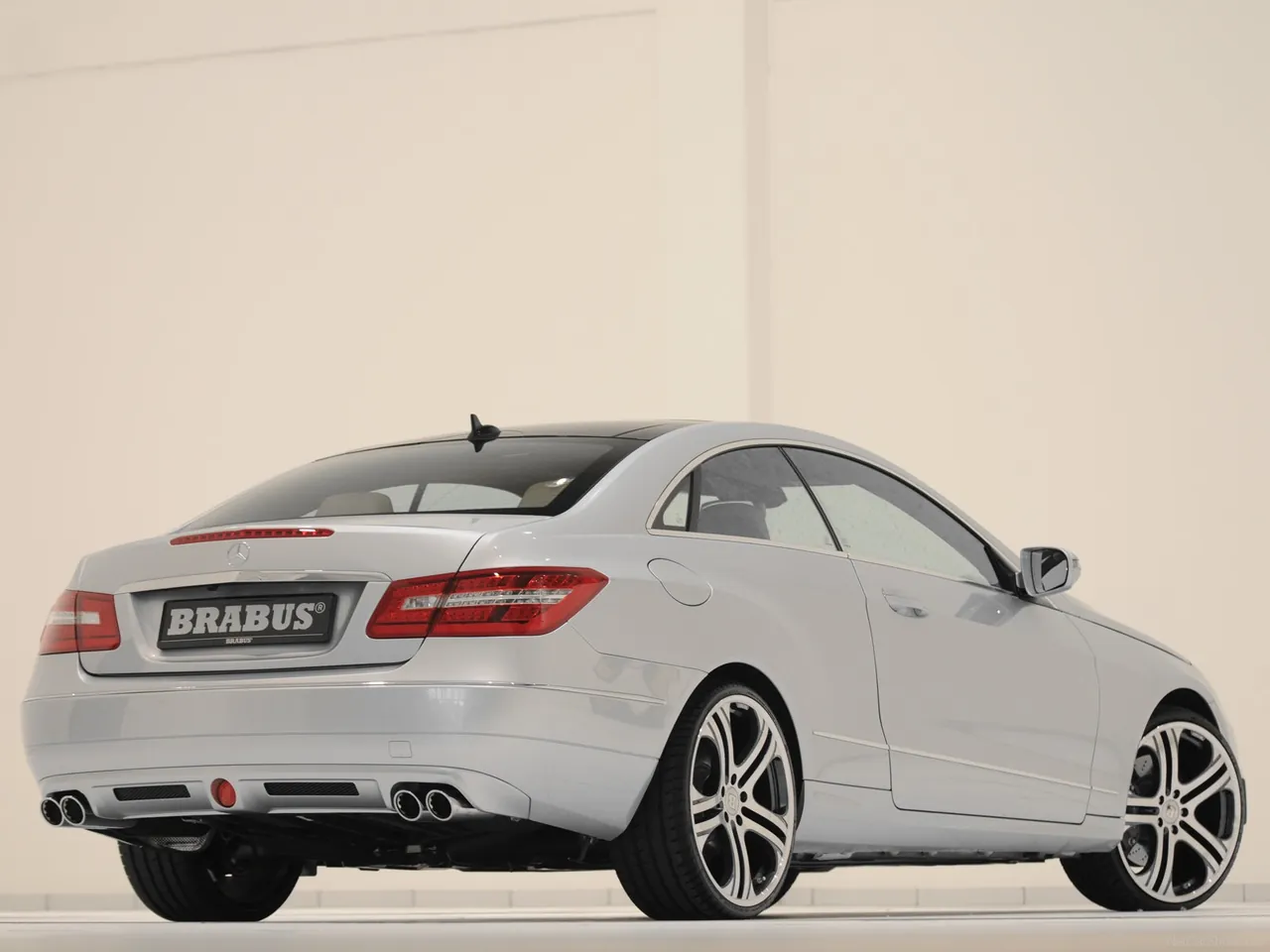 Brabus Mercedes-Benz E-Class Coupe (2010) – zadní tříčtvrteční pohled