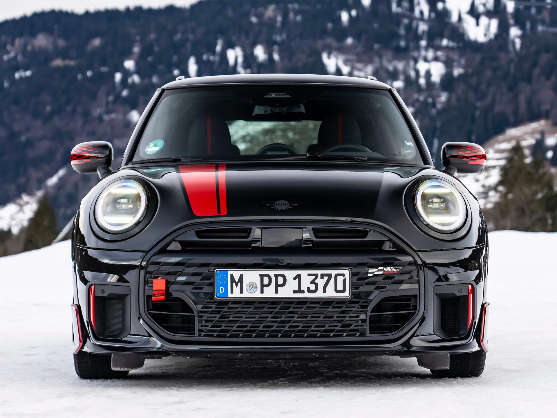 Mini JCW with Genuine Accessories (2025) – zepředu