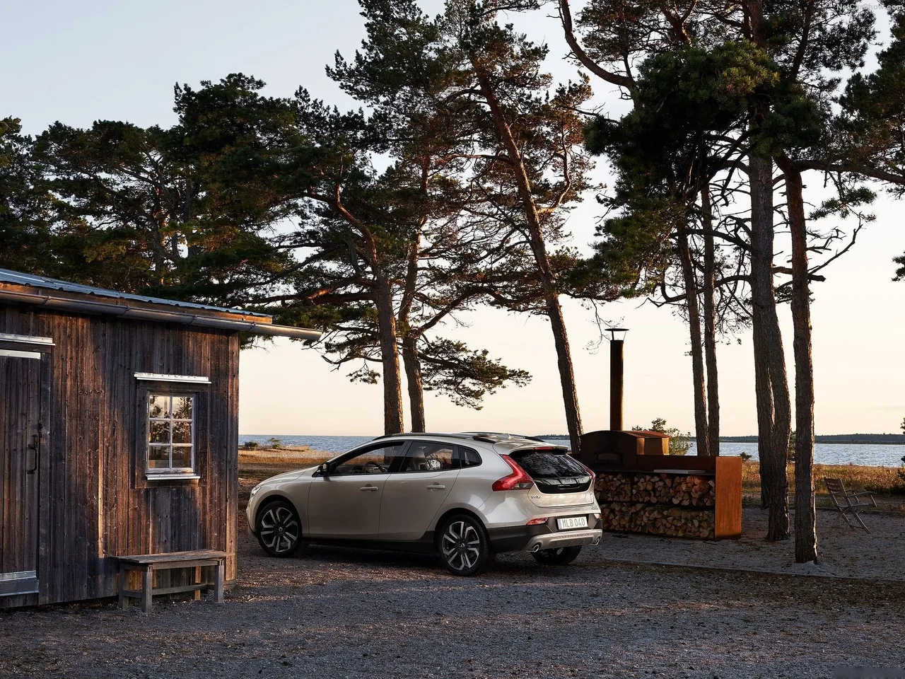 Volvo V40 Cross Country (2017) – zadní tříčtvrteční pohled