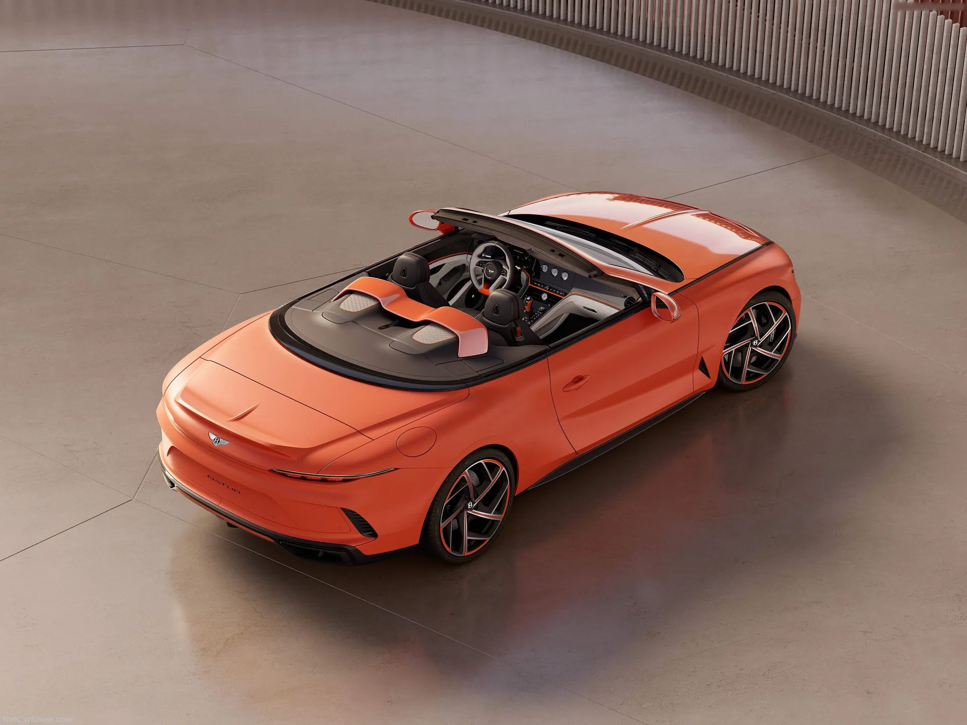 Bentley Batur Convertible (2025) – zadní tříčtvrteční pohled