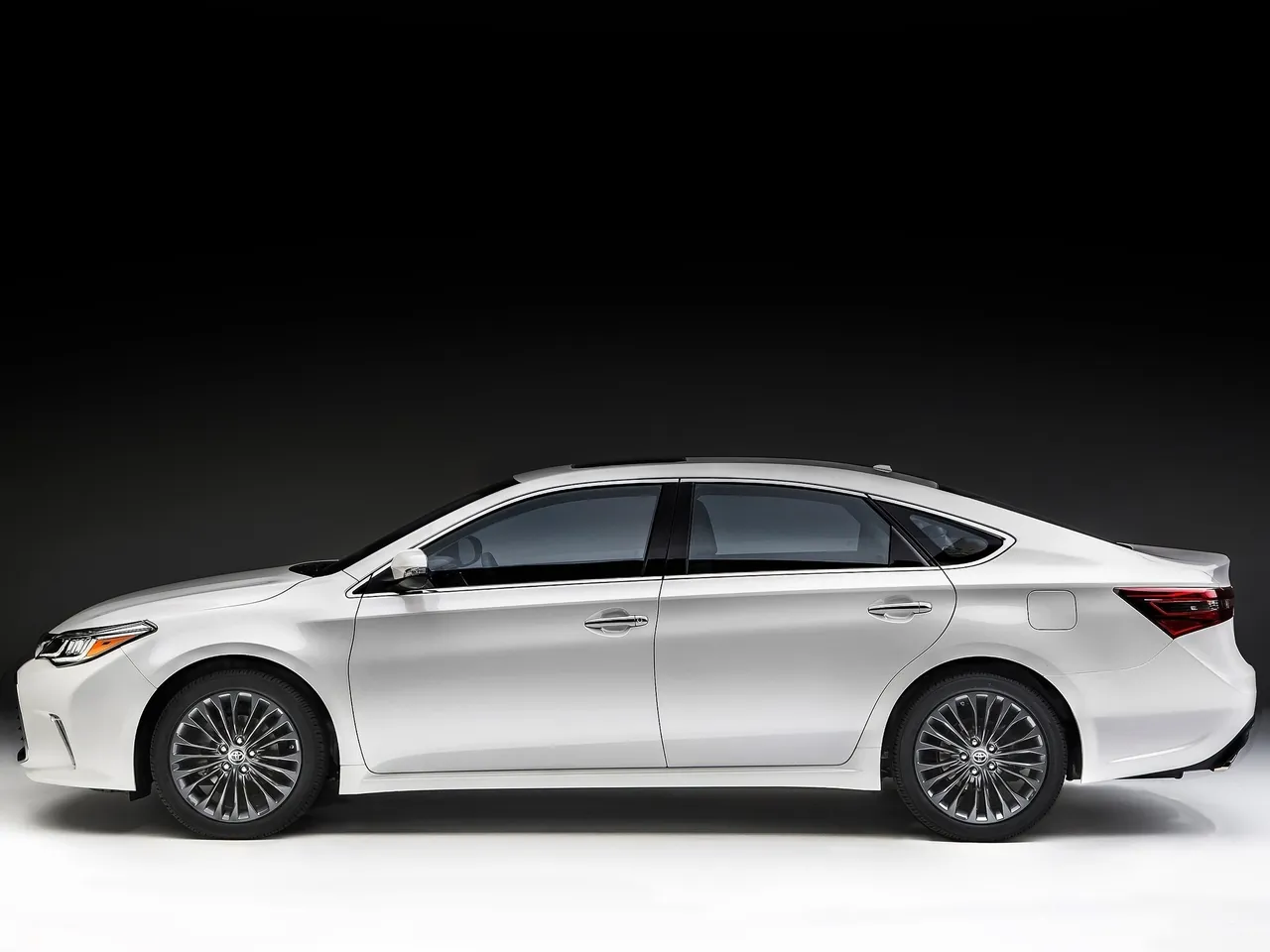 Toyota Avalon (2016) - Side Profile