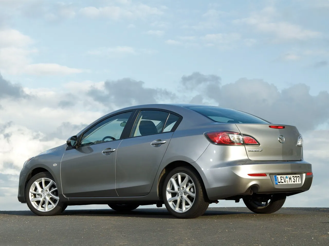Mazda 3 Sedan (2012) – zadní tříčtvrteční pohled