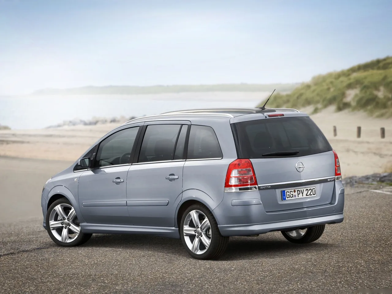 Opel Zafira (2008) – zadní tříčtvrteční pohled
