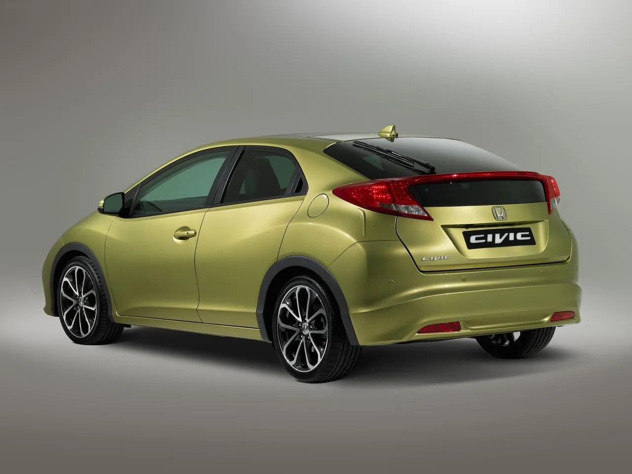 Honda Civic [EU] (2012) – zadní tříčtvrteční pohled