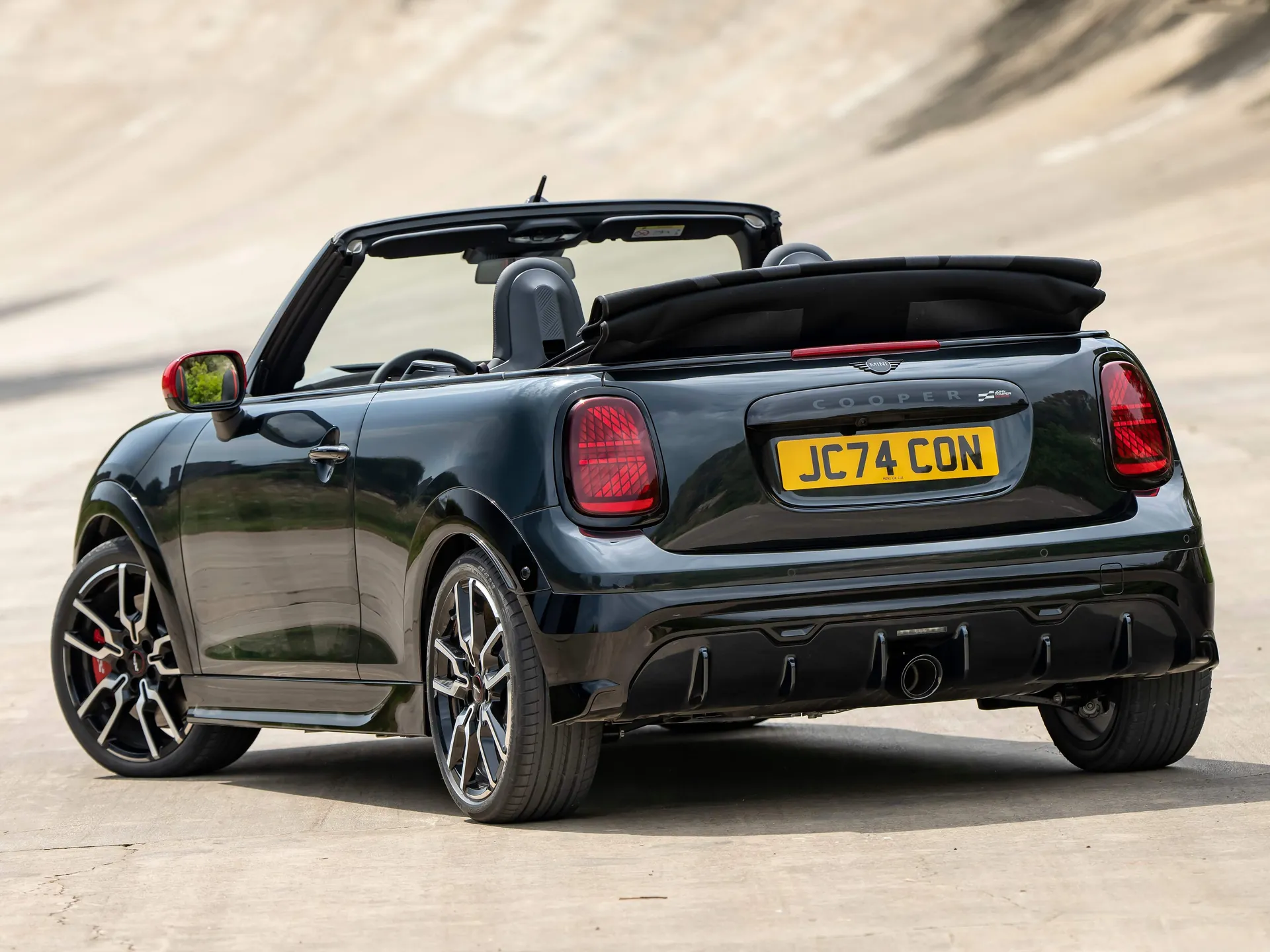 Mini John Cooper Works Convertible (2025) – zadní tříčtvrteční pohled