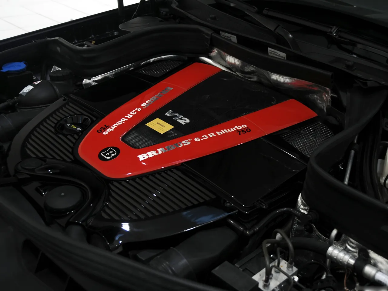 Brabus Mercedes Benz GLK V12 (2009) – motorový prostor