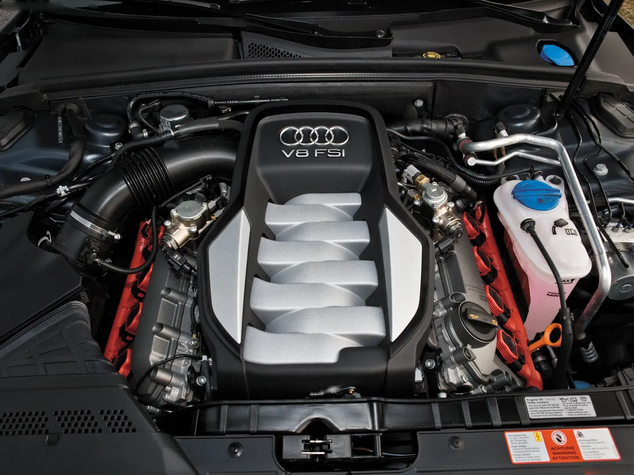 Audi S5 (2008) – motorový prostor
