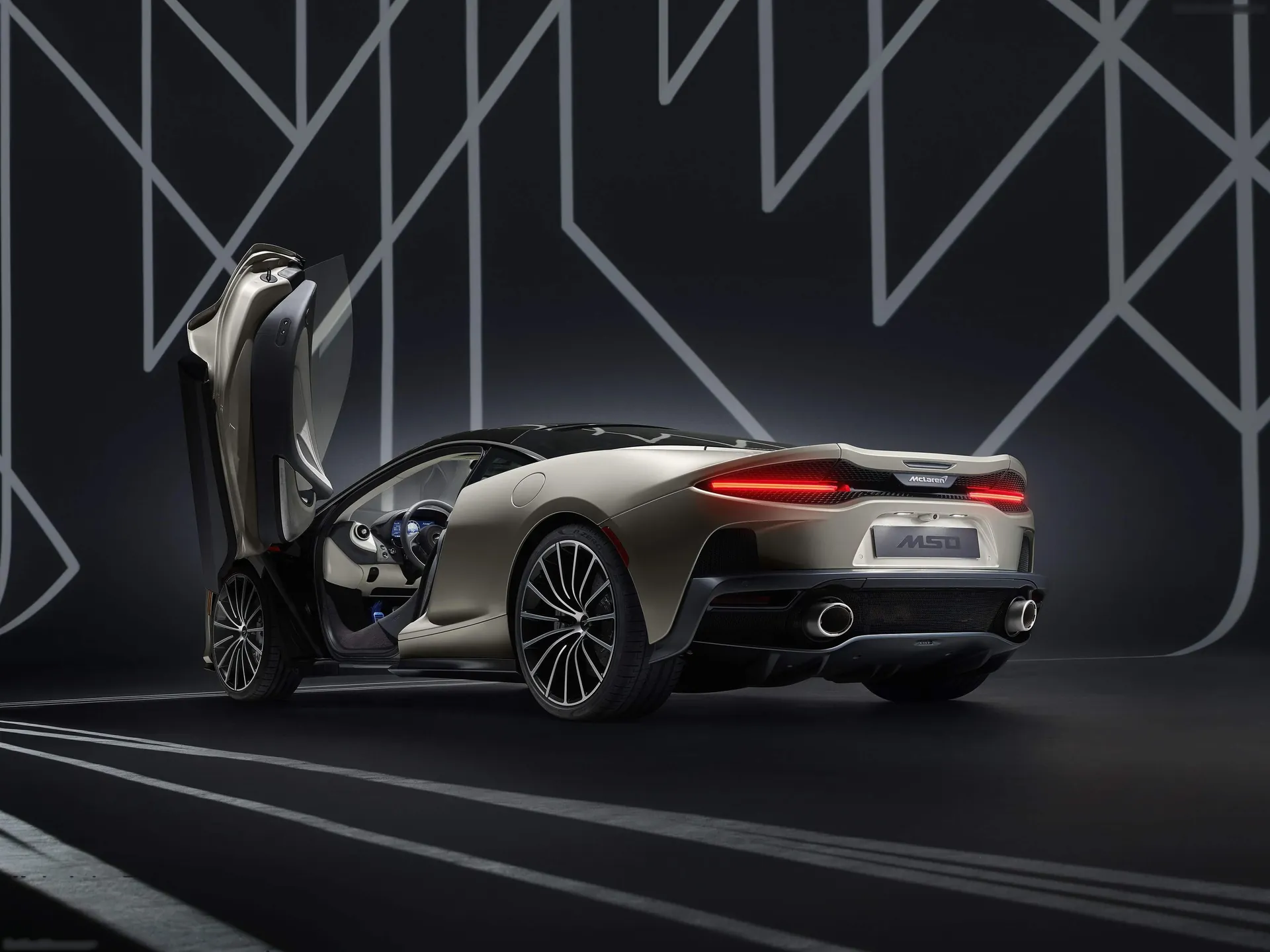 McLaren GT by MSO (2020) – zadní tříčtvrteční pohled