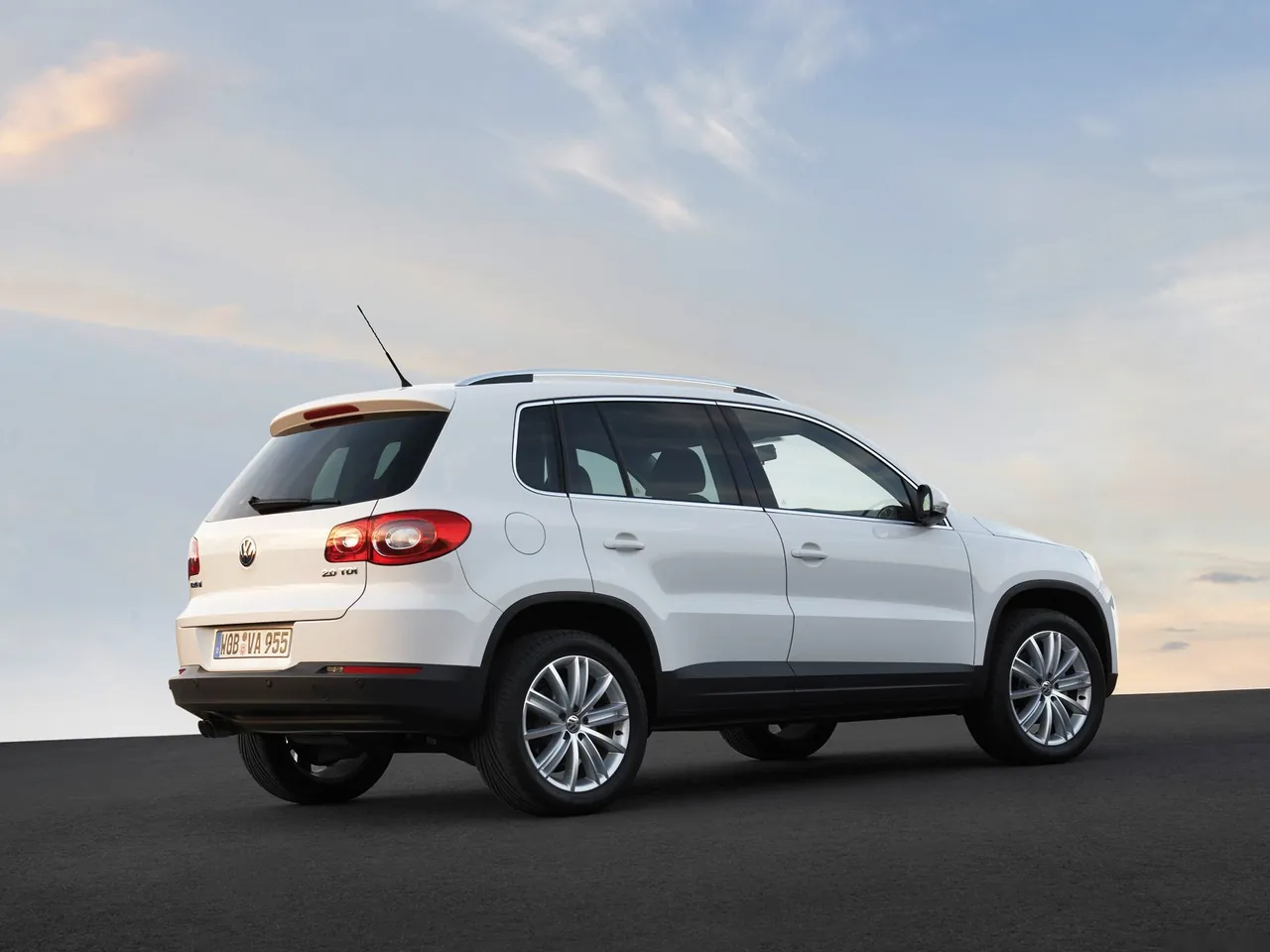 Volkswagen Tiguan (2008) - Rear Three-Quarter