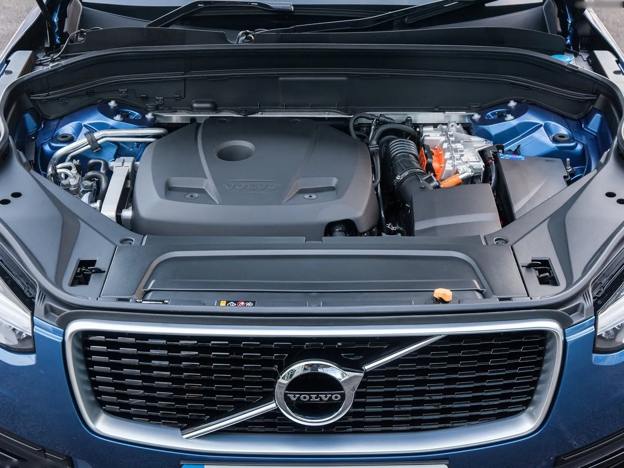 Volvo XC90 T8 Twin Engine (2016) – motorový prostor