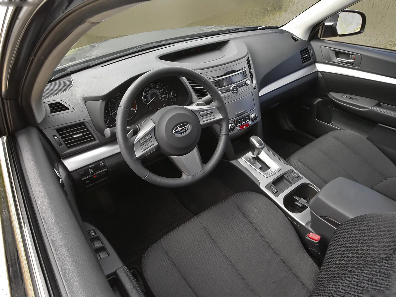 Subaru Legacy (2010) – interiér