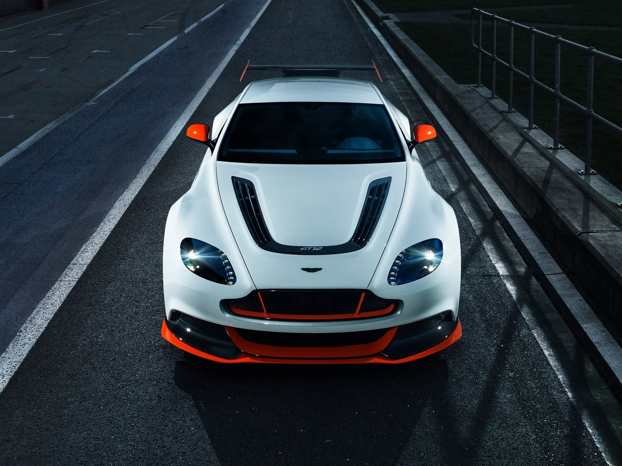 Aston Martin Vantage GT12 (2015) – zepředu