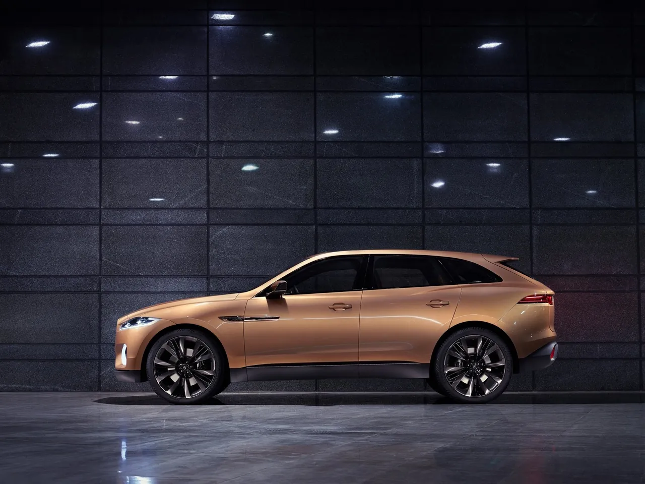 Jaguar C-X17 5-Seater Concept (2013) – boční profil