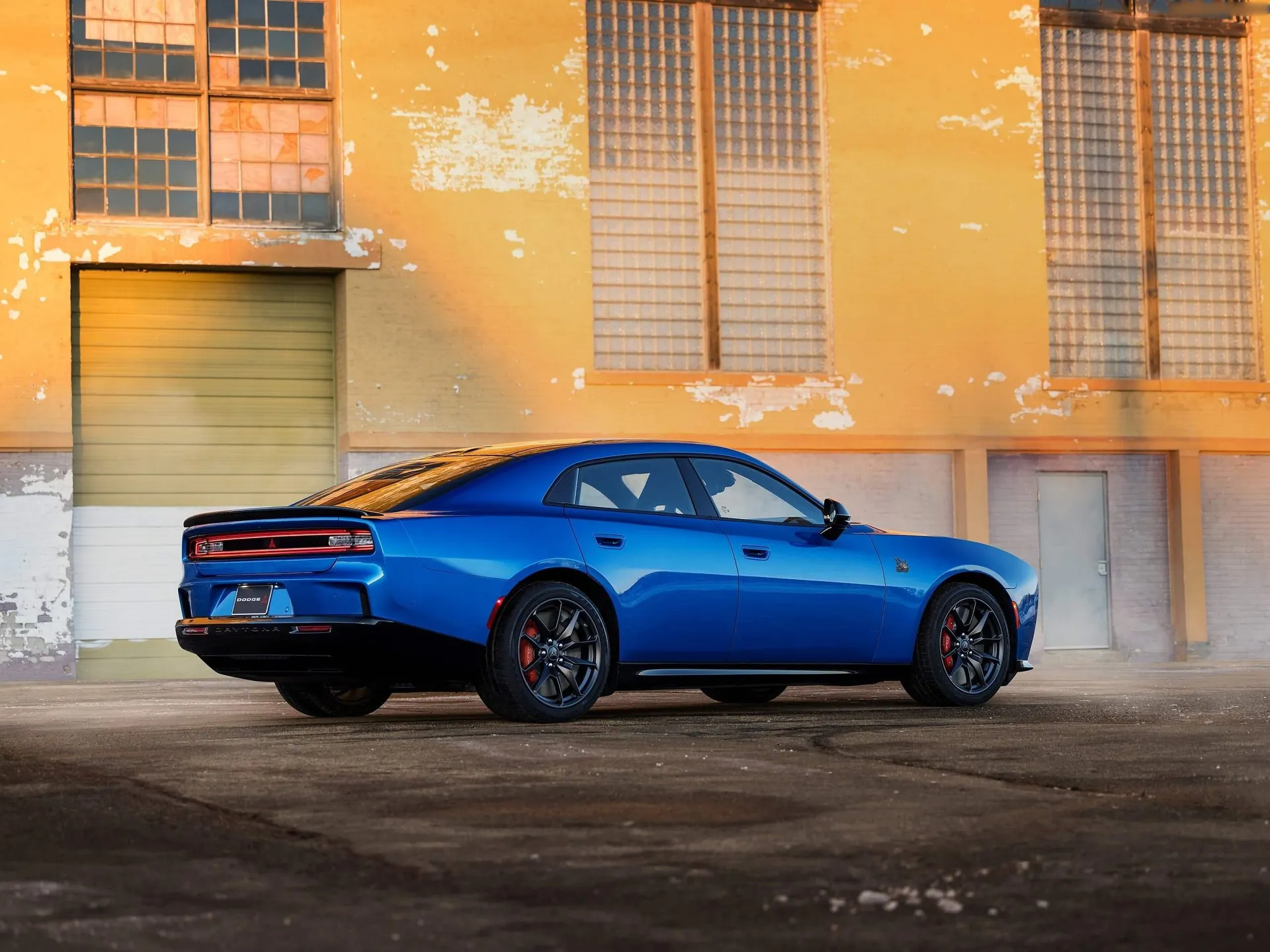 Dodge Charger Daytona Sedan (2026) – zadní tříčtvrteční pohled