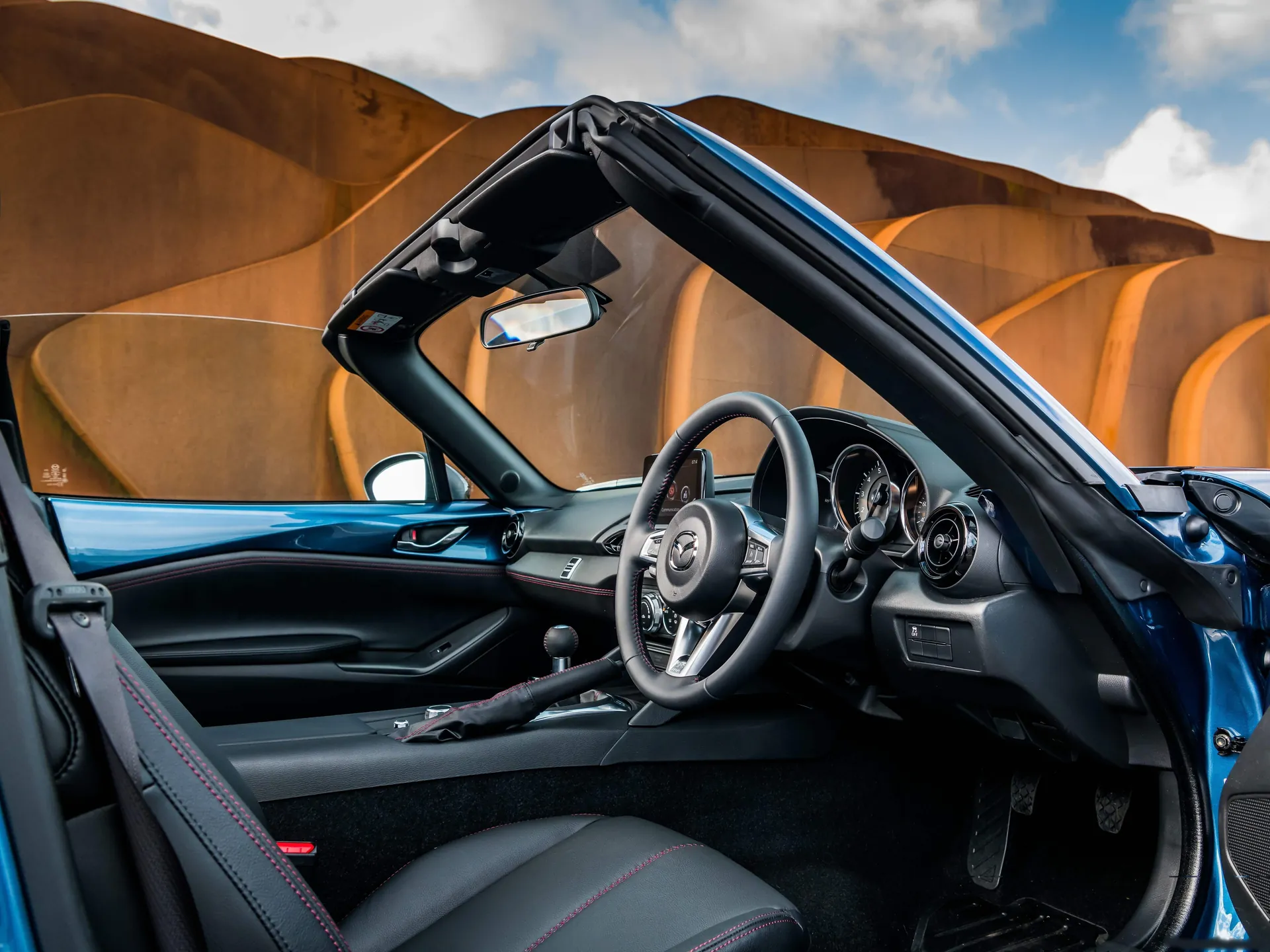 Mazda MX-5 RF Sport Black [UK] (2018) – interiér