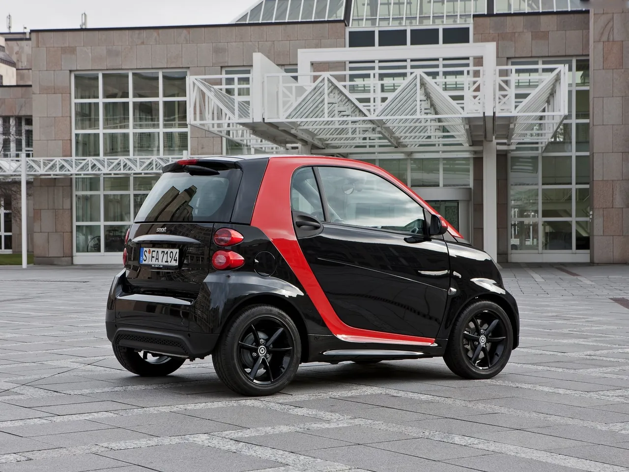 Smart fortwo sharpred (2012) – zadní tříčtvrteční pohled