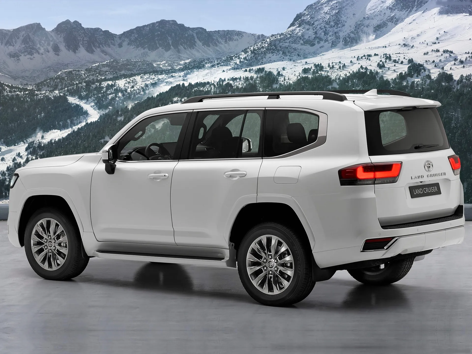 Toyota Land Cruiser (2022) - Rear Three-Quarter