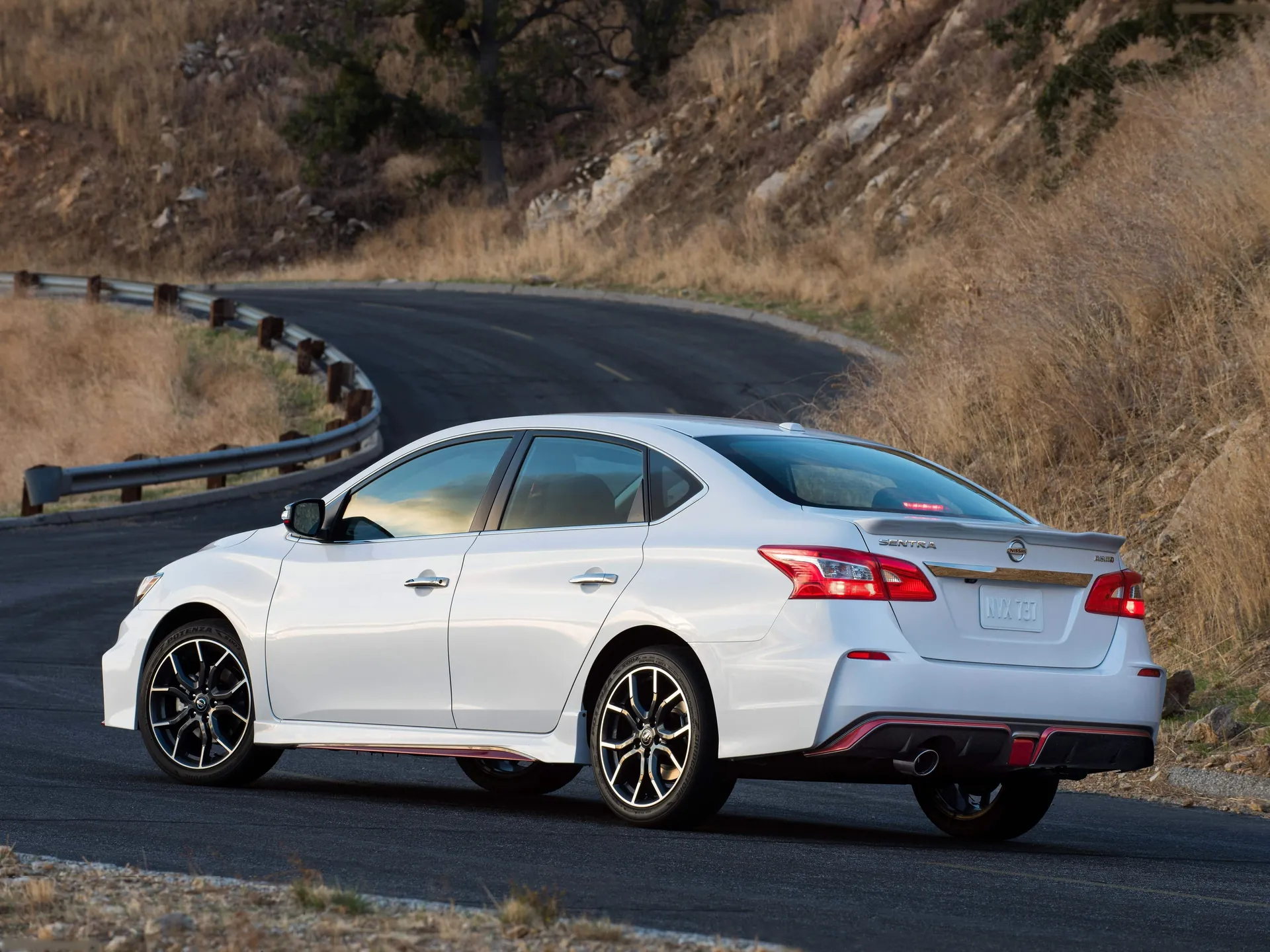 Nissan Sentra Nismo (2017) – zadní tříčtvrteční pohled