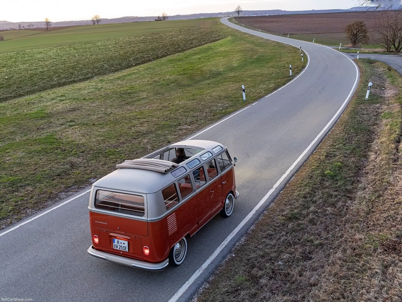Volkswagen e-Bulli Concept (2020) – zadní tříčtvrteční pohled