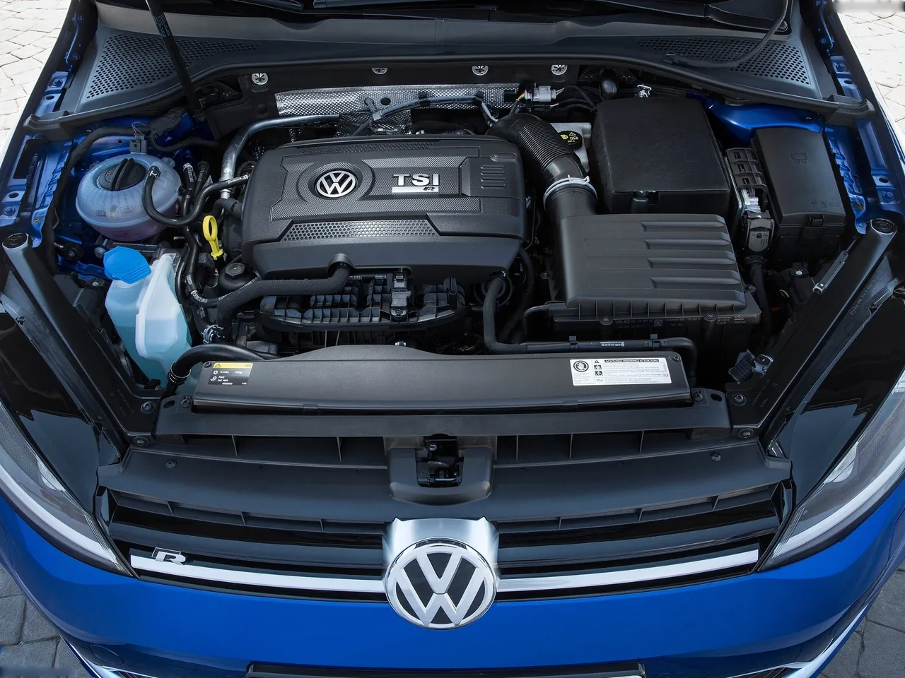 Volkswagen Golf R Variant (2015) – motorový prostor