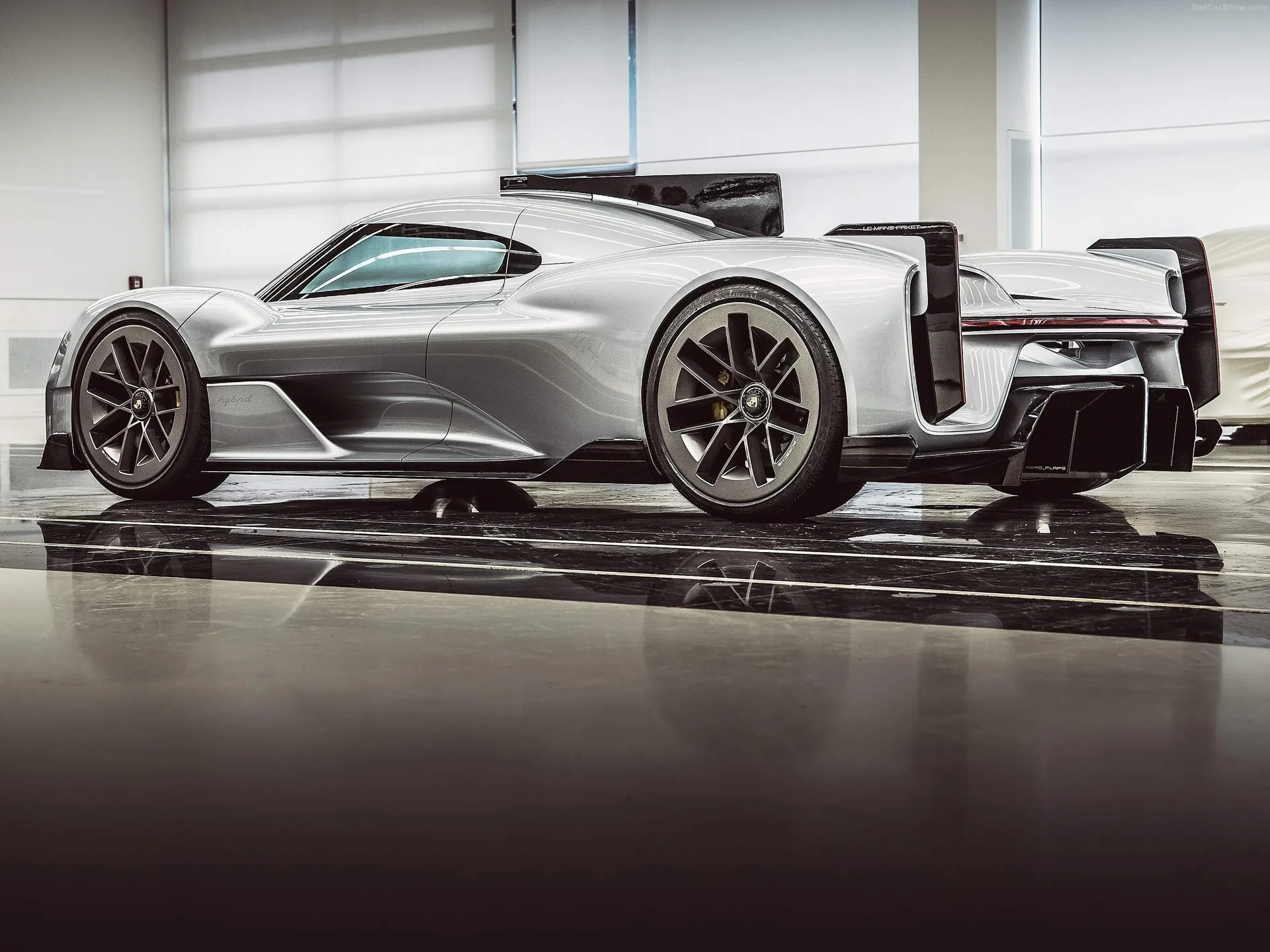 Porsche 919 Street Concept (2017) – zadní tříčtvrteční pohled