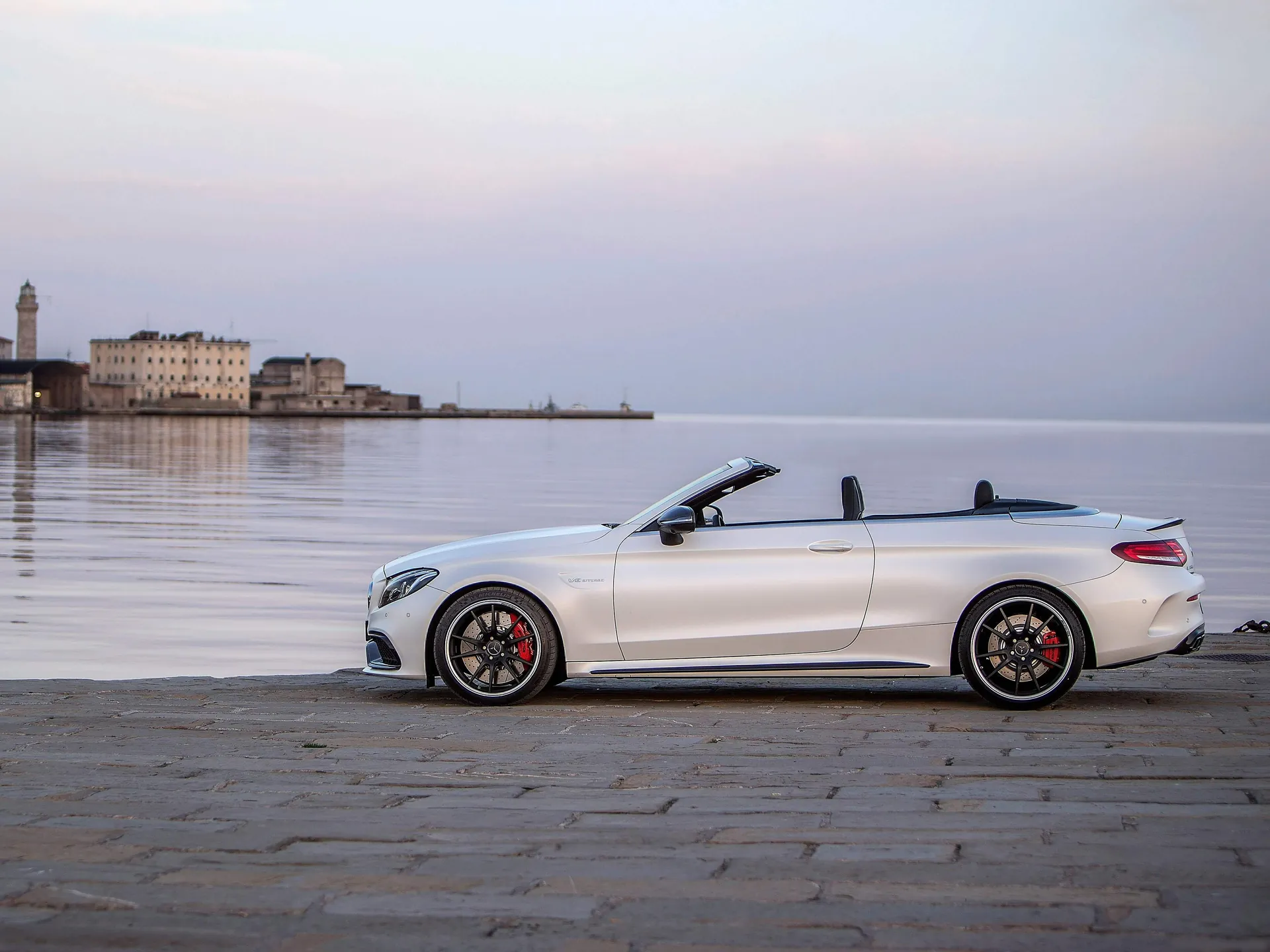 Mercedes-Benz C63 AMG Cabriolet (2017) – boční profil