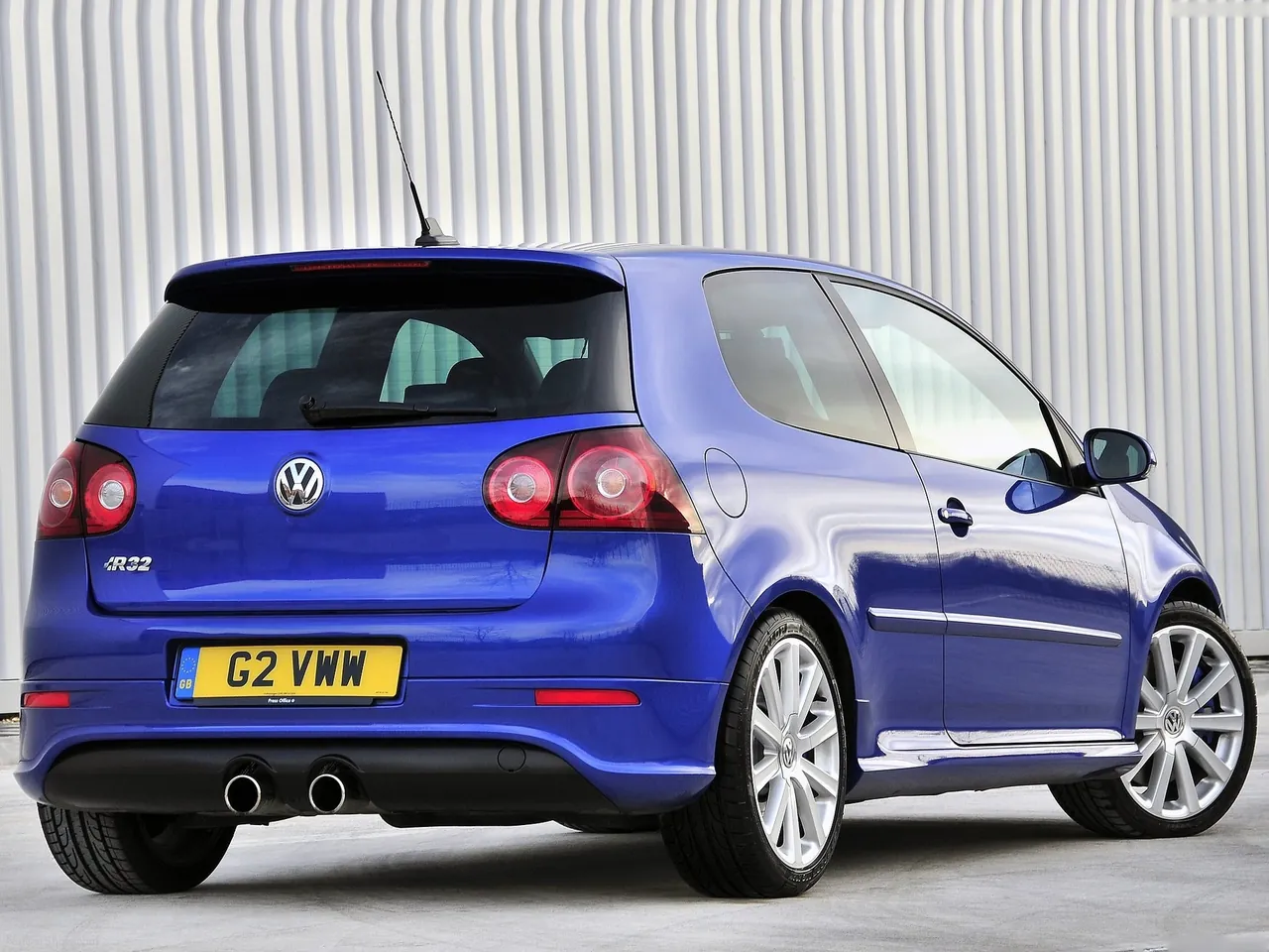 Volkswagen Golf R32 (2005) - Rear Three-Quarter