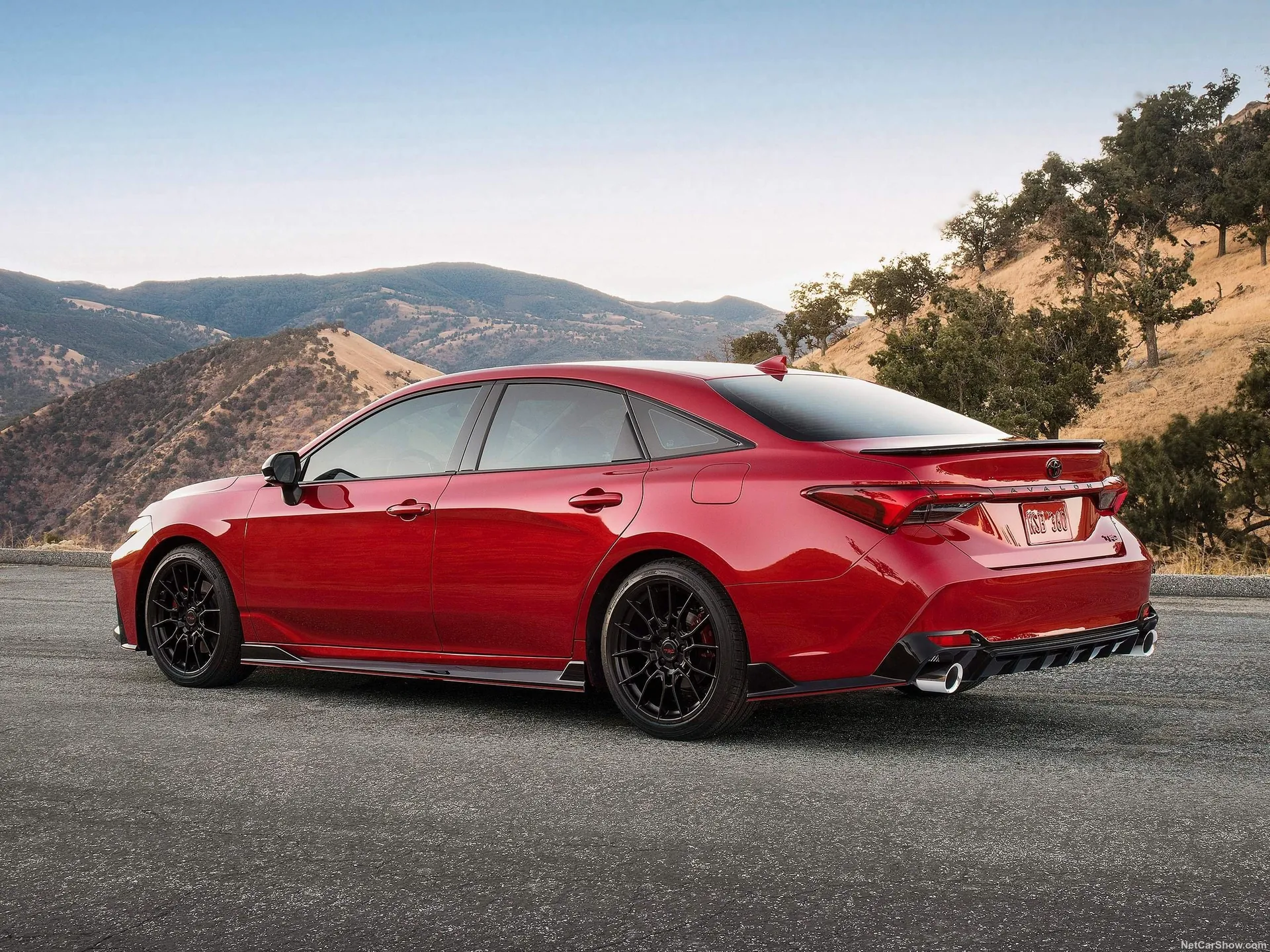 Toyota Avalon TRD (2020) – zadní tříčtvrteční pohled