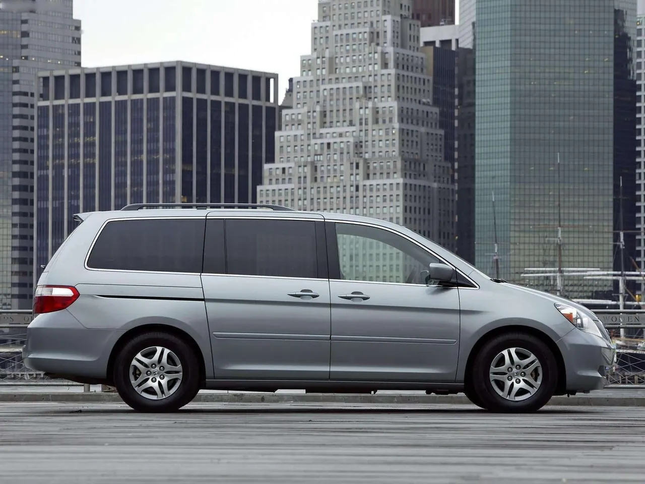 Honda Odyssey EX (2005) – boční profil