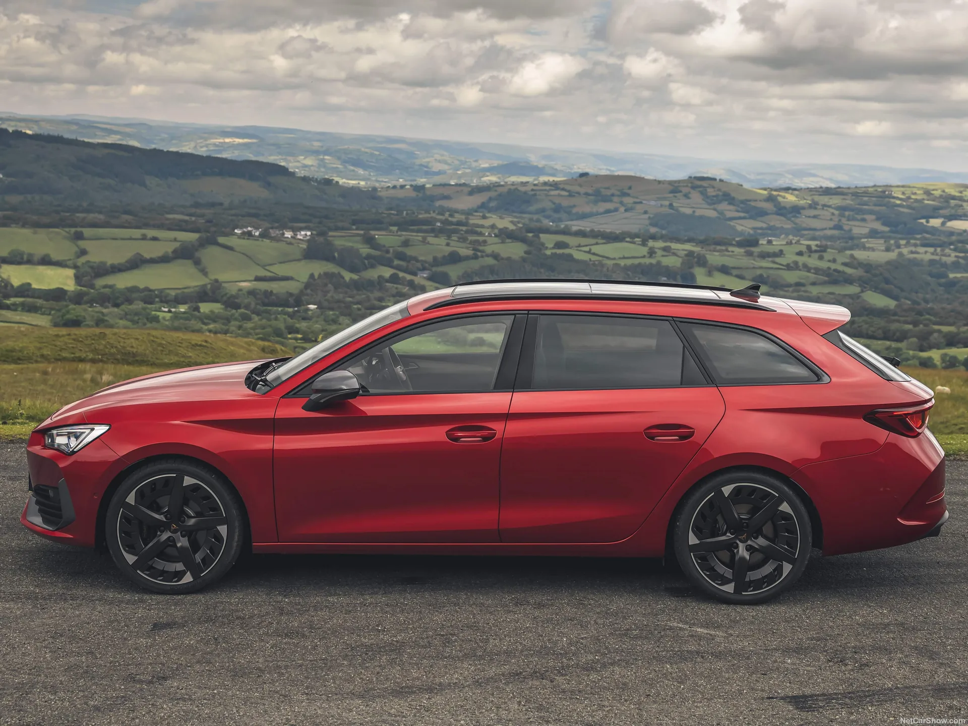 Cupra Leon Estate [UK] (2021) – boční profil