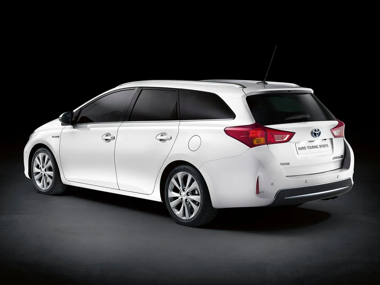 Toyota Auris Touring Sports (2013) - Rear Three-Quarter