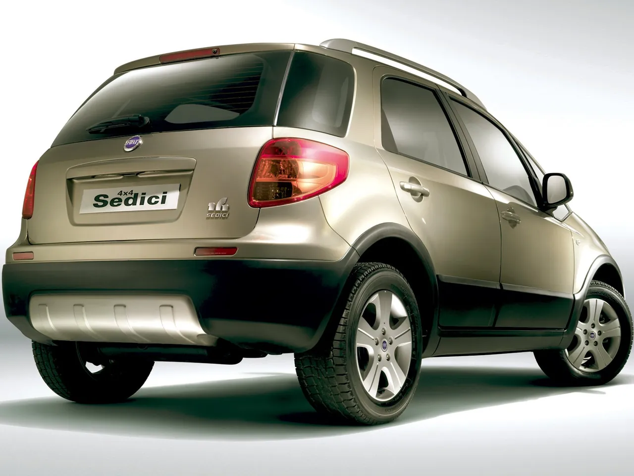 Fiat Sedici (2006) – zadní tříčtvrteční pohled