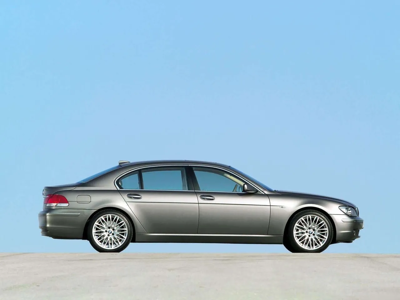BMW 750Li (2006) – boční profil