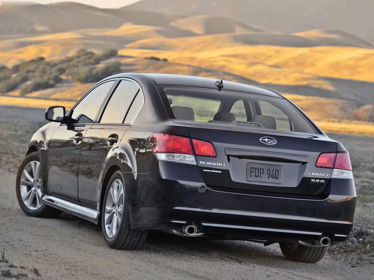 Subaru Legacy (2013) – zadní tříčtvrteční pohled