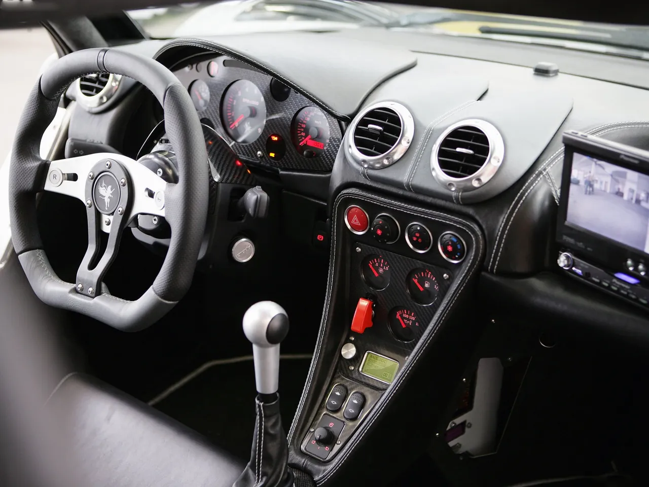 Gumpert Apollo (2008) – interiér