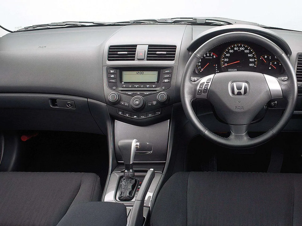 Honda Accord Wagon 2.4T [EU] (2003) – interiér