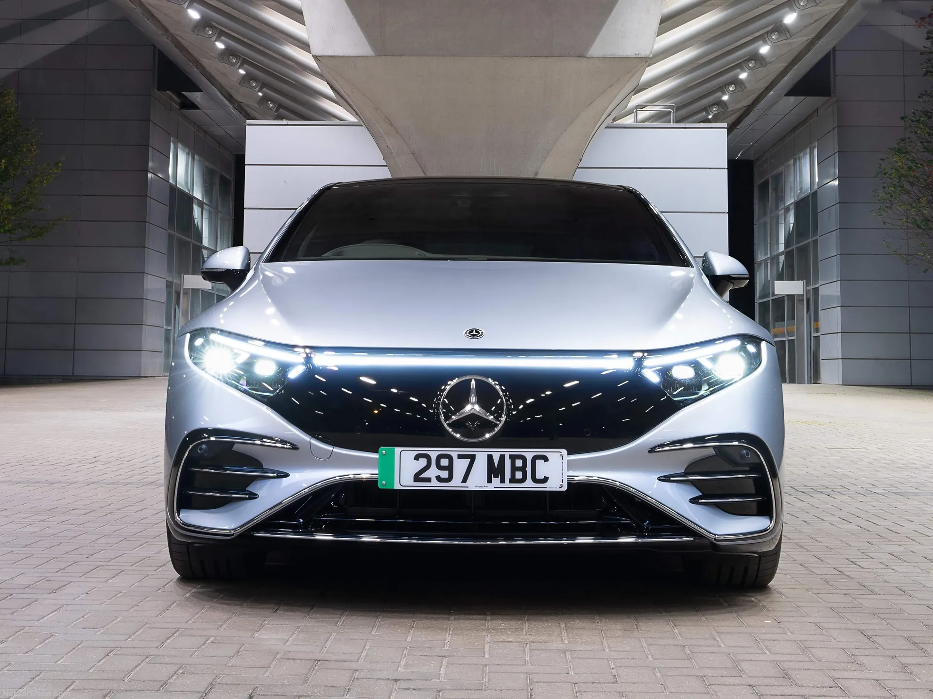 Mercedes-Benz EQS [UK] (2022) - Front