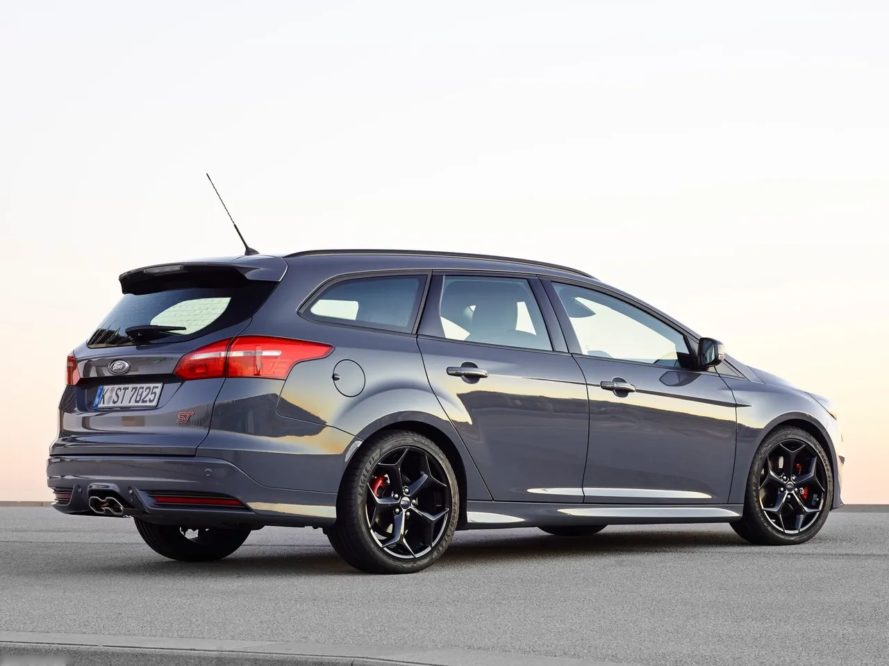 Ford Focus ST Wagon (2015) – zadní tříčtvrteční pohled