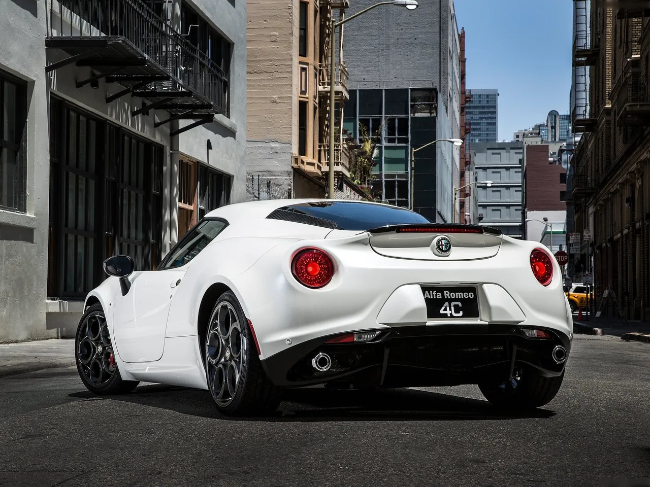 Alfa Romeo 4C Coupe [US] (2015) – zadní tříčtvrteční pohled