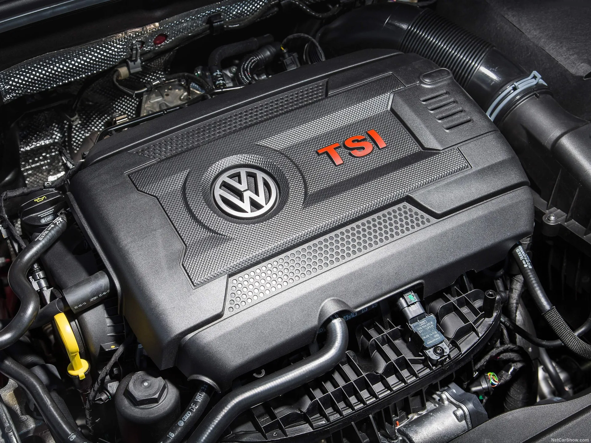 Volkswagen Golf GTI Performance (2017) – motorový prostor