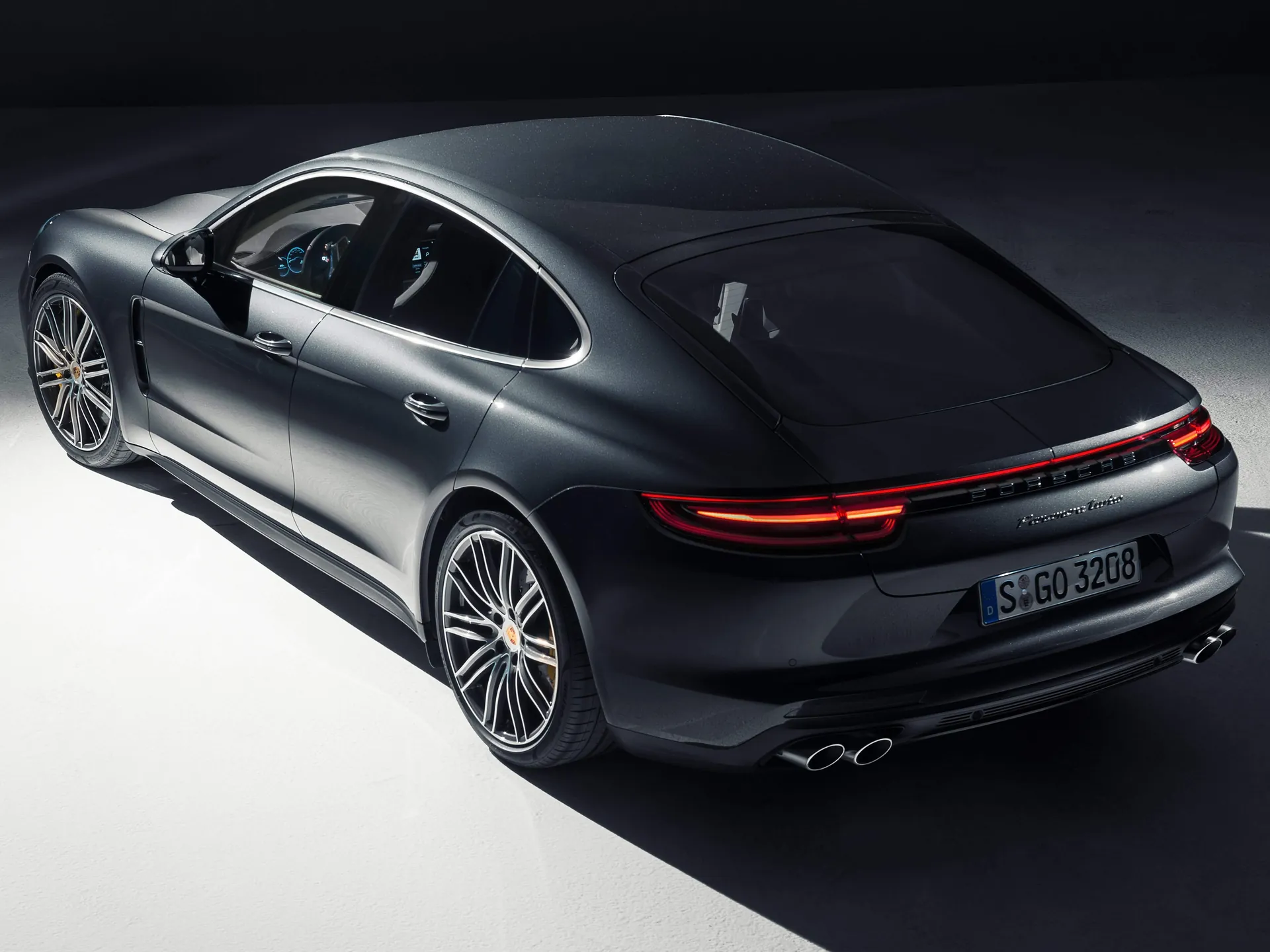 Porsche Panamera (2017) – zadní tříčtvrteční pohled