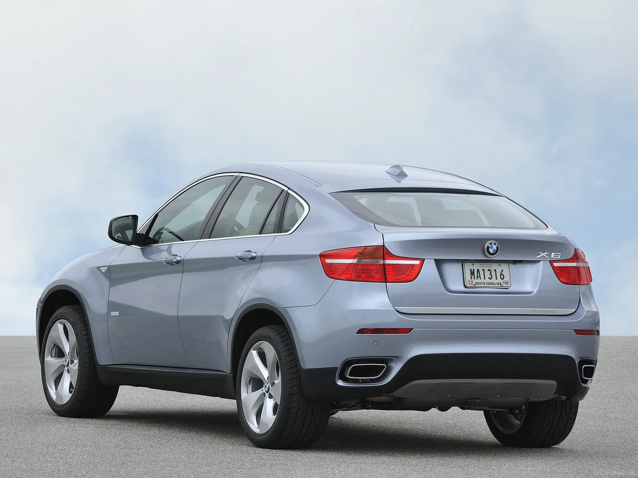 BMW X6 ActiveHybrid (2010) – zadní tříčtvrteční pohled