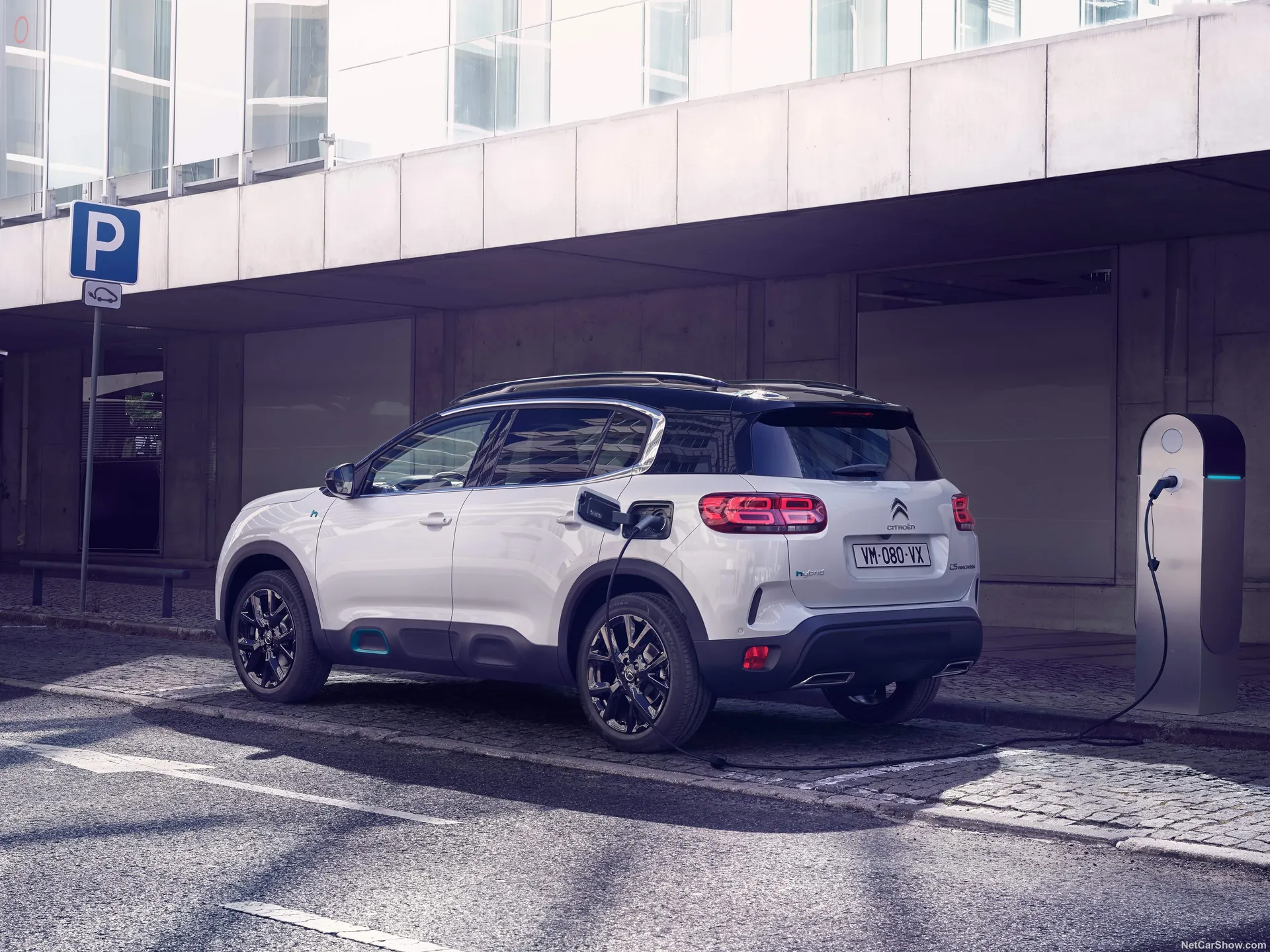 Citroen C5 Aircross Hybrid (2020) – zadní tříčtvrteční pohled
