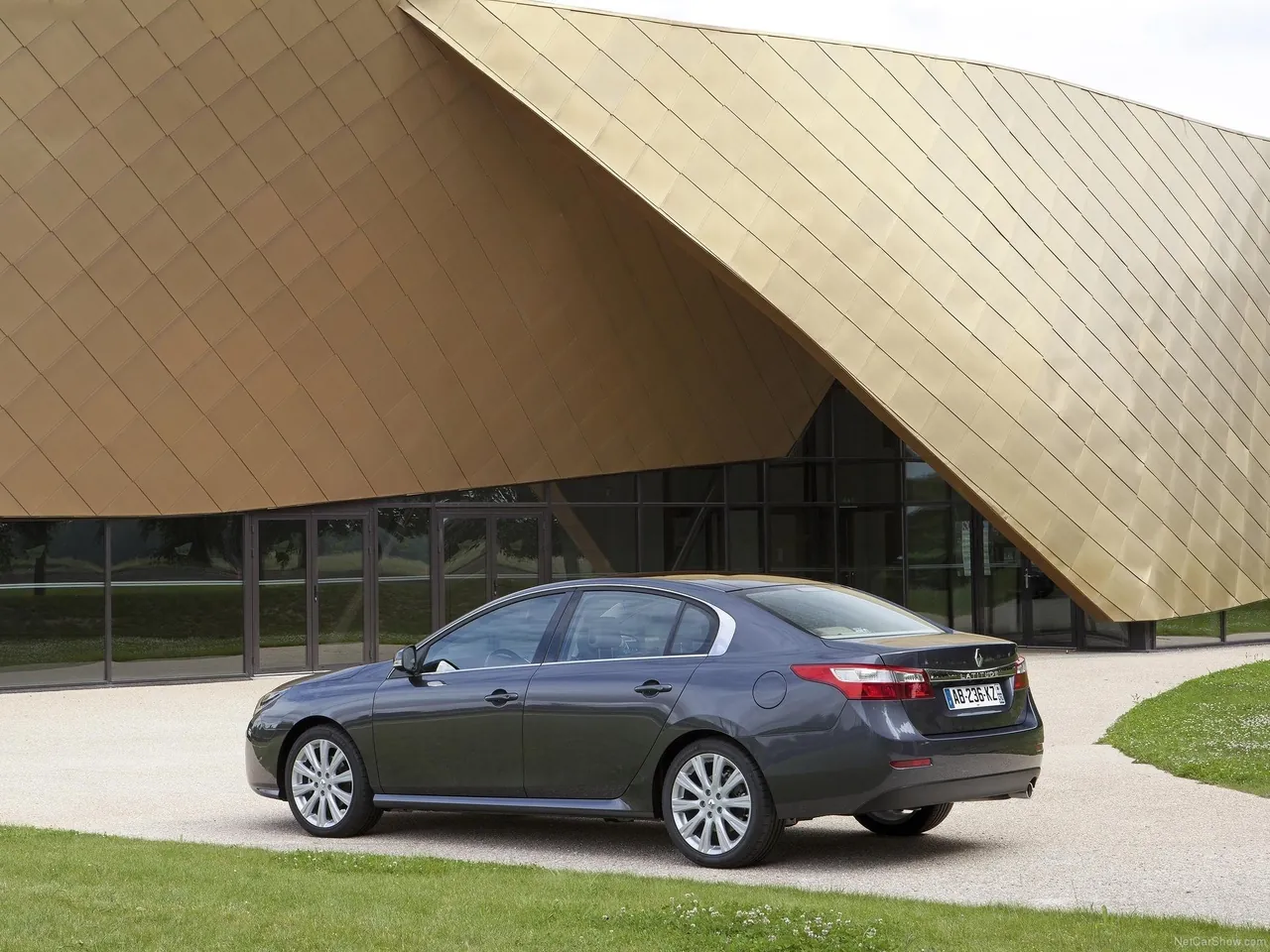 Renault Latitude (2011) – zadní tříčtvrteční pohled