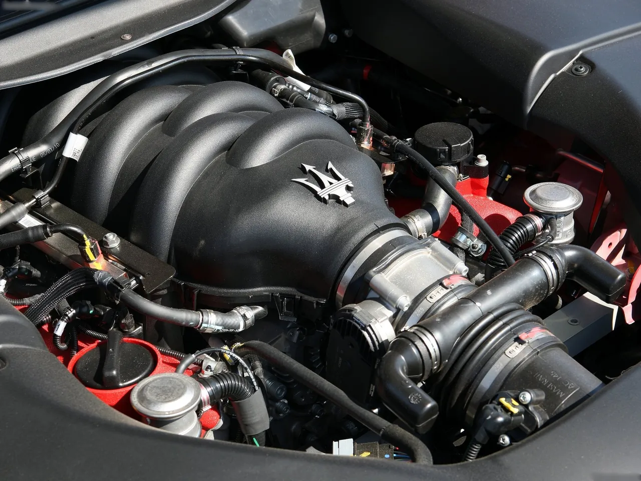 Maserati GranTurismo S Automatic (2010) – motorový prostor