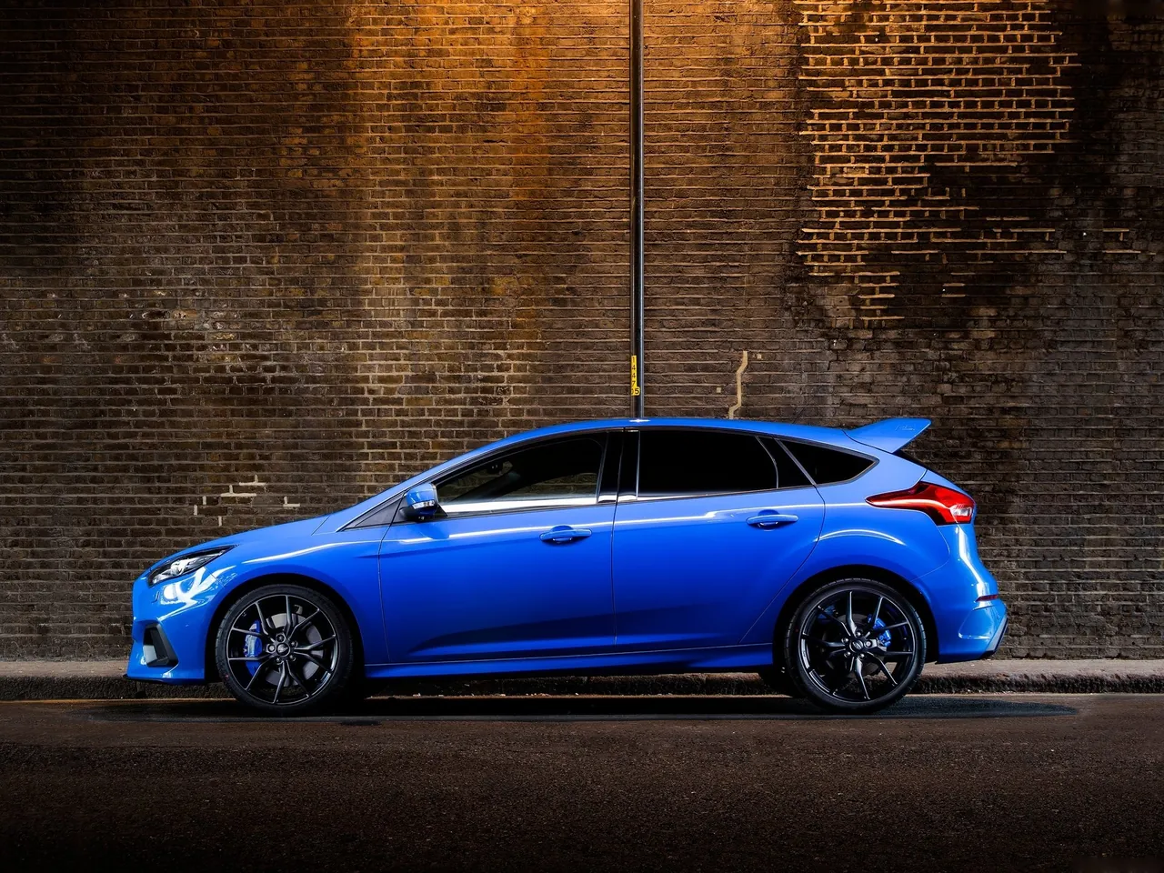 Ford Focus RS (2016) – boční profil