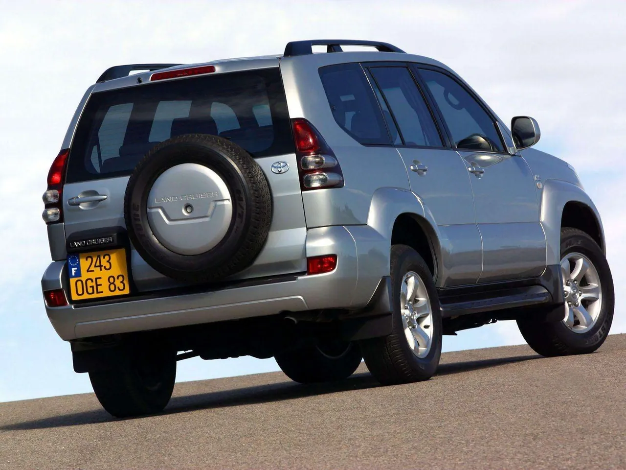 Toyota Land Cruiser 5d (2003) - Rear Three-Quarter