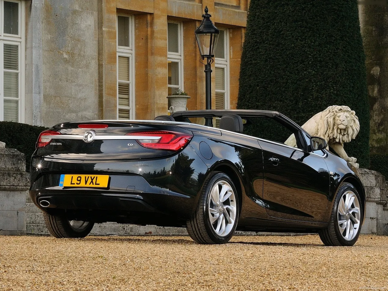 Vauxhall Cascada (2013) – zadní tříčtvrteční pohled