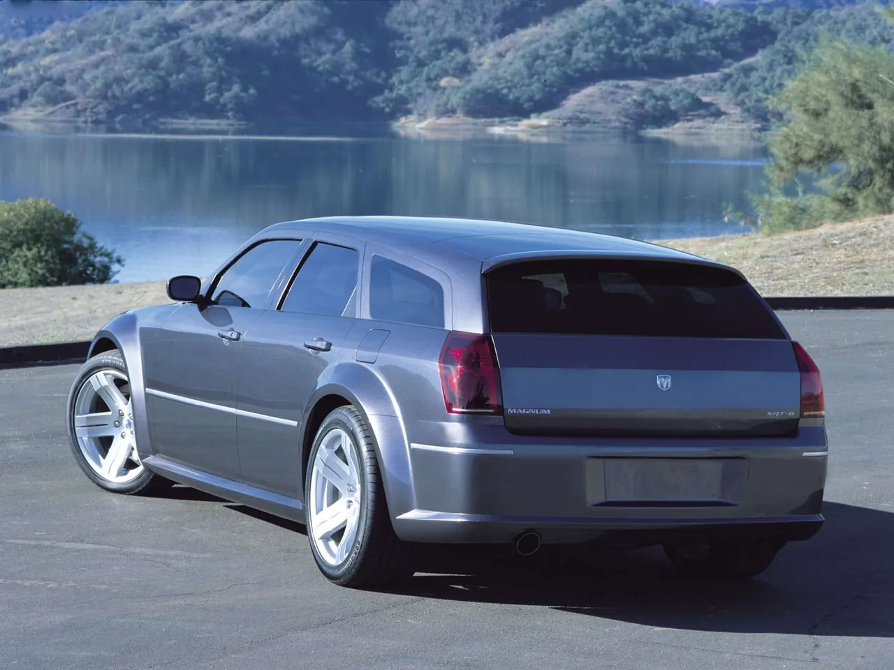 Dodge Magnum SRT8 Concept (2003) – zadní tříčtvrteční pohled