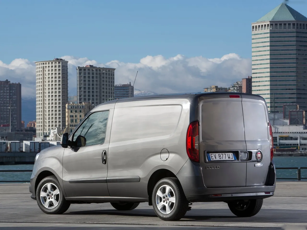 Fiat Doblo Cargo (2015) – zadní tříčtvrteční pohled